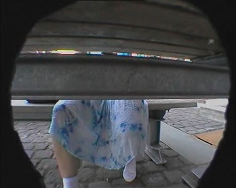 mit der versteckten Kamera unterm Tisch gefilmt